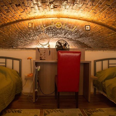 Downtown Studio Oradea Bagian luar foto
