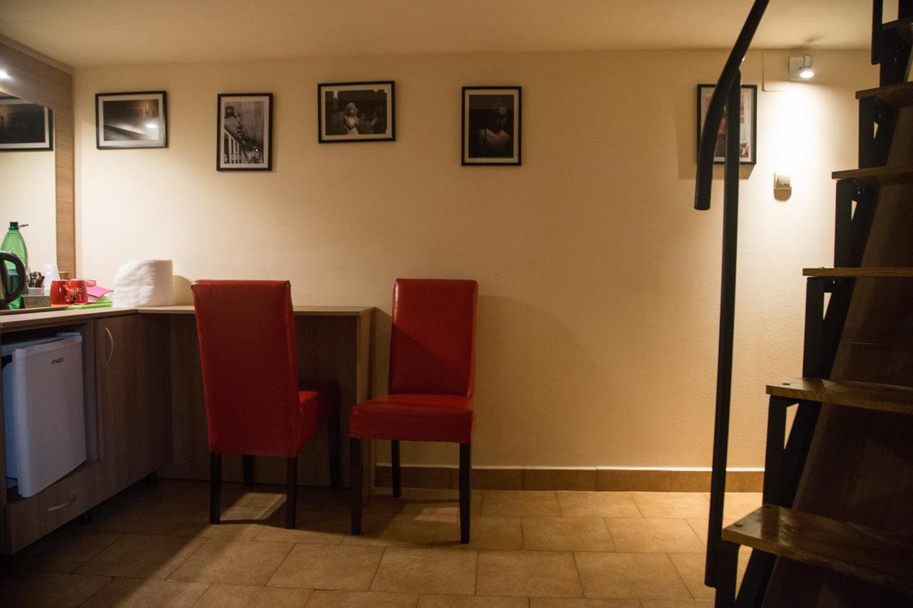 Downtown Studio Oradea Bagian luar foto