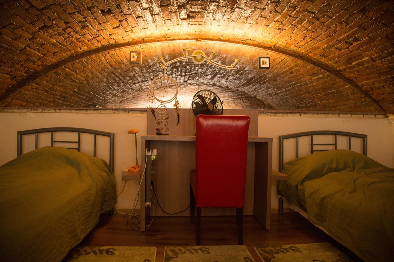 Downtown Studio Oradea Bagian luar foto