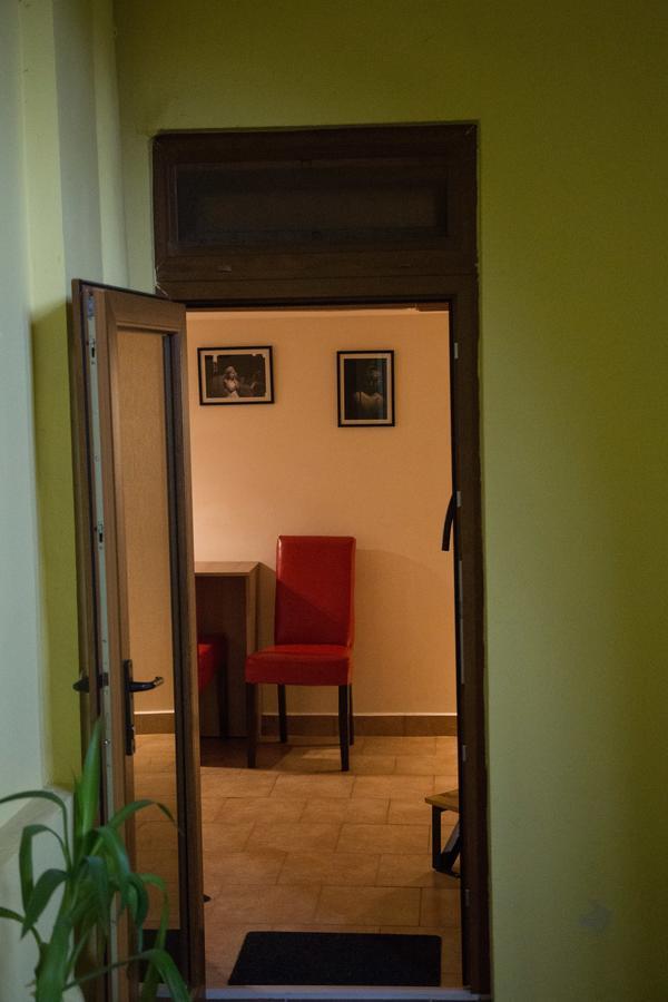 Downtown Studio Oradea Bagian luar foto