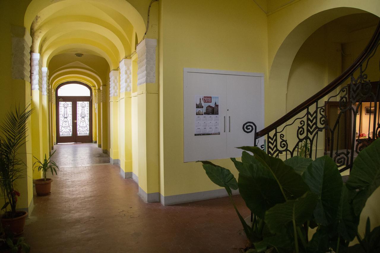 Downtown Studio Oradea Bagian luar foto